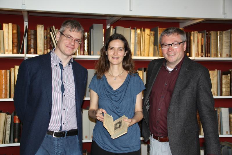 Matthias Roick, Katja Triplett und Peter Burschel präsentieren eine japanische Übersetzung des „Contemptus Mundi“