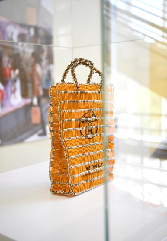 Luxus der Zukunft? Die Hermès-Tasche des japanischen Künstlers Shige Fujishiro besteht aus unzähligen Sicherheitsnadeln und Perlen