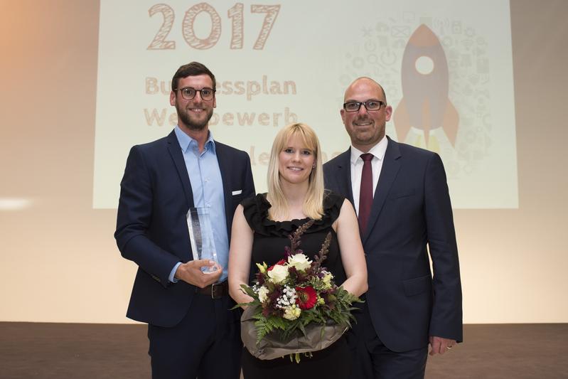 Der Gewinner «Vigilitech AG» v.l.n.r.: Marc Zünd, Andrea Pamela Willi und Regierungschef Stellvertreter Daniel Risch (Foto: Michael Zanghellini)
