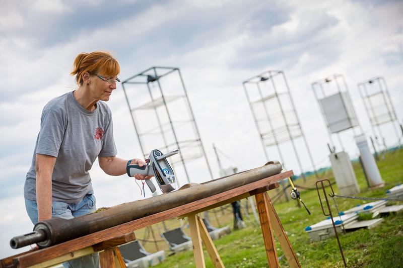 Ingrid Onasch, Wissenschaftliche Mitarbeiterin am ZALF, bei der Analyse einer Bodenprobe. 