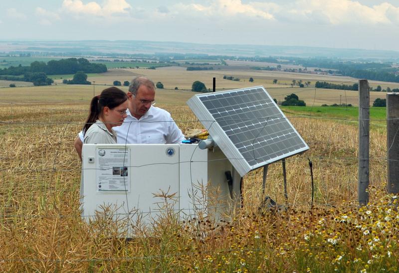 Auf einer Untersuchungsfläche für Bodensickerwasser im Hainich CZE kontrollieren SFB-Sprecher Prof. Dr. Kai Uwe Totsche und Geologin Katharina Lehmann von der Uni Jena die Stationsparameter.