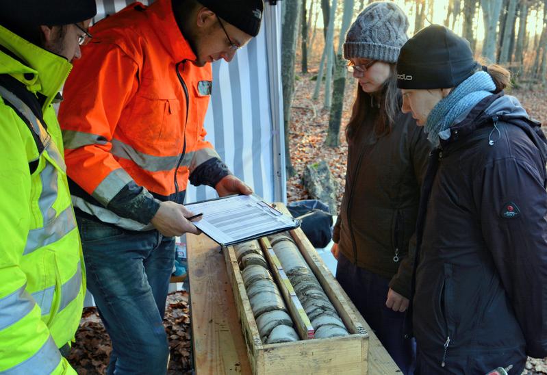 Mitarbeiter des Lehrstuhls für Hydrogeologie der Uni Jena dokumentieren gewonnene Bohrkerne, die Aufschluss über Wegsamkeiten für Stoff- und Wasserflüsse geben.
