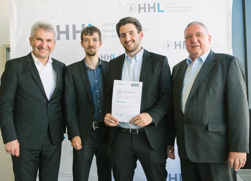 KARL-KOLLE-Preis für die beste technologische Idee: Hawa Dawa-Geschäftsführer Karim Tarraf (Mitte) mit u.a. Prof. Winfried Pinninghoff, Vorsitzender des Kuratoriums der KARL-KOLLE-Stiftung (re.).