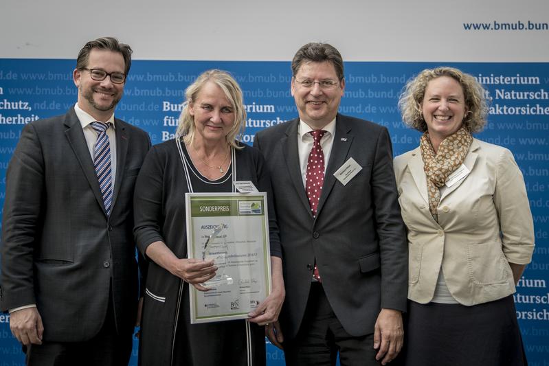 Prof. Dr. Carstensen (2. v.l.) nimmt stellvertretend für die Insel Juist Preis entgegen; v.l.n.r.. Parl. Staatssekretär FLorian Pronold; Carstensen; Reinhardt Meyer, DTV, Martina v. Münchhausen, WWF 