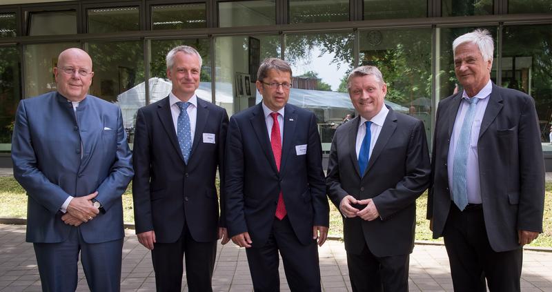 Dieter Lenzen (Präsident Uni Hamburg), Frank Wissing (MFT-Generalsekretär), Heyo Kroemer (MFT-Präsident), Bundesgesundheitsminister Hermann Gröhe, Uwe Koch-Gromus (Dekan Medizinische Fakultät)