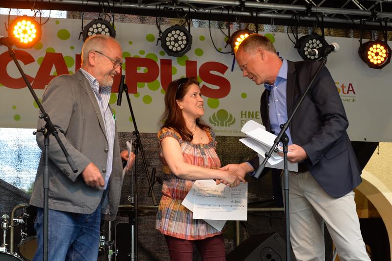 Diana Mercedes Cerviño Tirapegui erhält den Engagementpreis von Prof. Dr. Jens Pape (rechts), Vorsitzender der Eberswalder Hochschulgesellschaft, und Prof. Dr. Günther Vahrson, dem Präsidenten