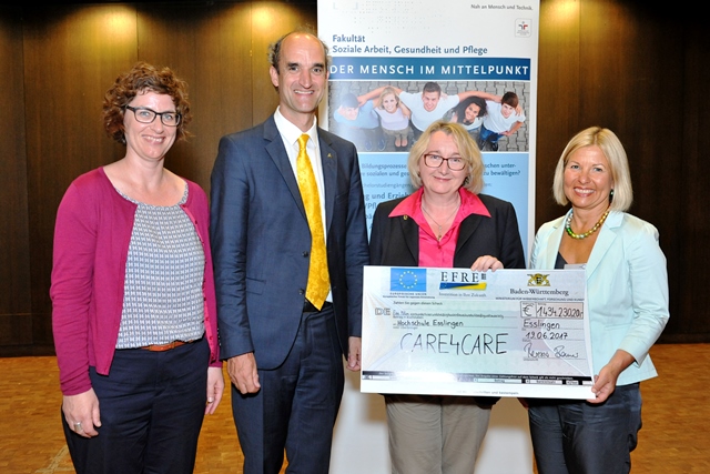 Prof. Dr. Gabriele Fischer, Hochschulrektor Prof. Dr. Christian Maercker, Ministerin Theresia Bauer und Prof. Dr. Karin Reiber (von links) bei der offiziellen Übergabe des Schecks.