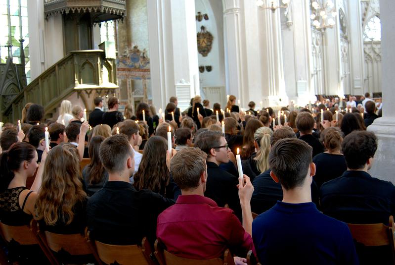 Studierende ehren die Körperspender mit Kerzenlichtern