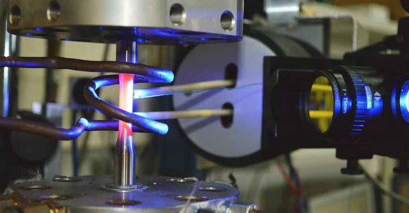 Zyklischer Ermüdungsversuch bei 1000 °C mit taktilem und optischem Dehnungssensor.