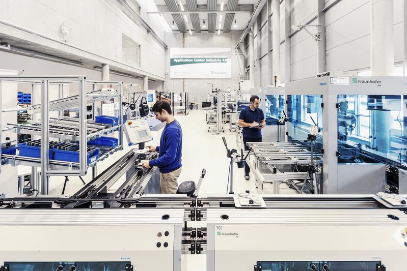 Kameras zeichnen die relevanten Prozessmerkmale in verketteten Anlagen auf. Auf dieser Basis ermittelt die Anwendung die wichtigsten Fehlerquellen und deren Ursachen.