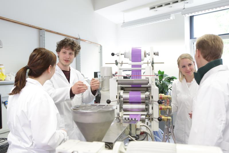 Studierende in der Kunststoffverarbeitung an der Ostfalia Hochschule