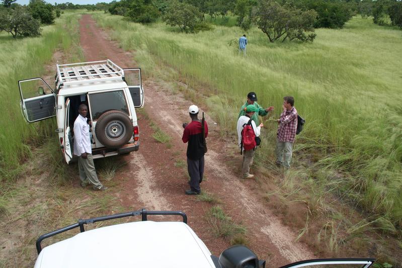 Das internationale Team bei der Feldarbeit in Burkina Faso. 