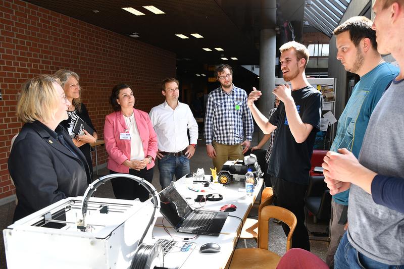 Wissenschaftsministerin Theresia Bauer (l) lässt sich von Anton Gres (3.v.r.) das FabLab erläutern. Professor Dr. Jörg Eberhard (4.v.l.) ist Initiator des Projekts an der Hochschule in Weingarten.