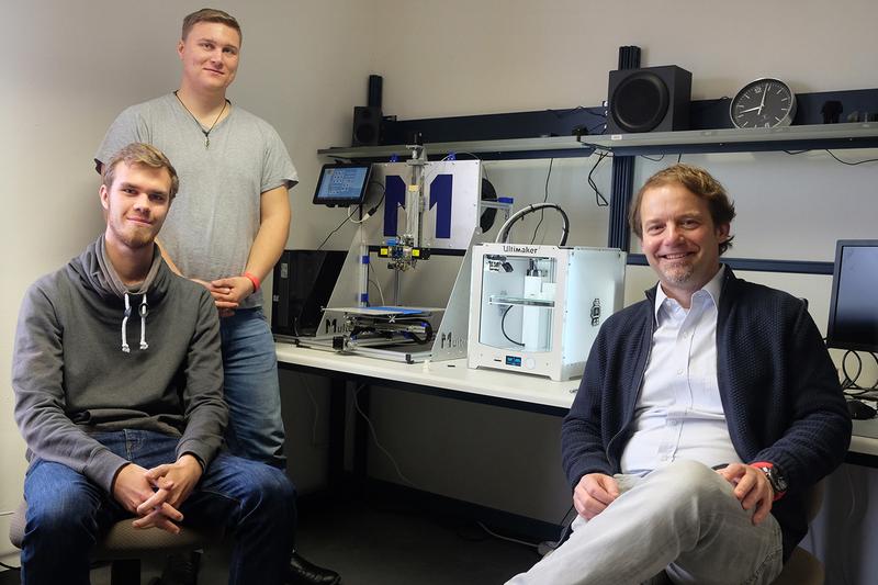 Die FabLab-Verantwortlichen in ihrem Labor: von links die beiden Vorsitzenden Anton Gres und Björn Ecke mit ihrem Mentor Professor Dr. Jörg Eberhardt.