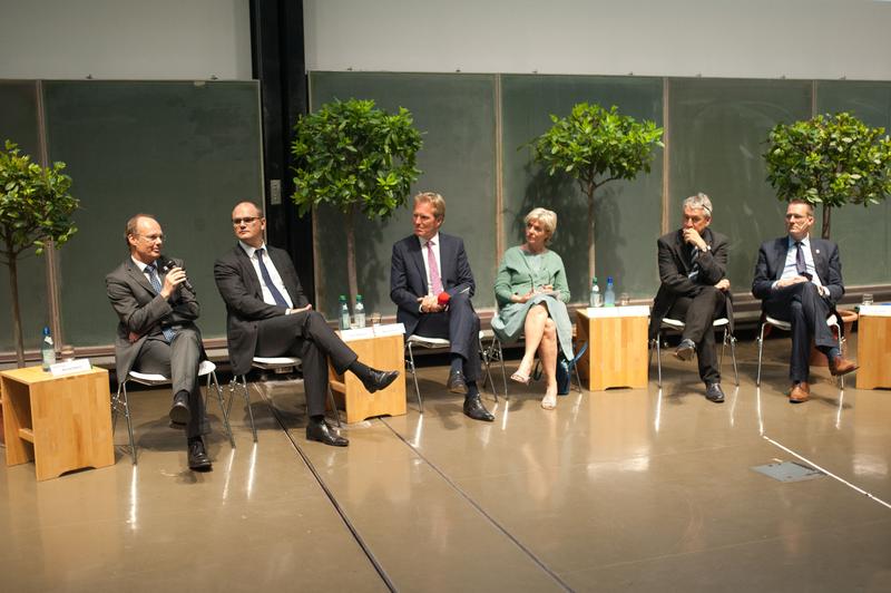 Teilnehmerinnen und Teilnehmer der Podiumsdiskussion um Prof. Ludwig Heilmeyer