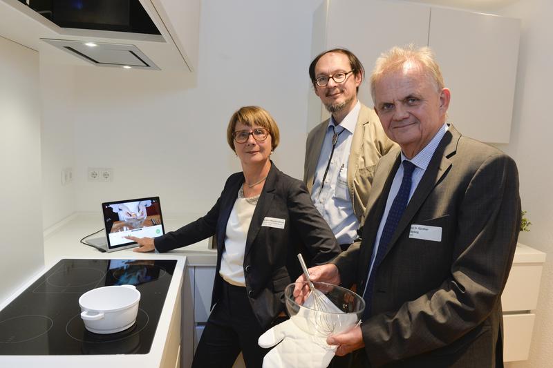Mit dem KogniChef kochen, ohne dass etwas anbrennt (von links): Gabriele Albrecht-Lohmar vom Bundesbildungsministerium, Prof. Dr. Helge Ritter von CITEC und Prof. Dr. Günther Wienberg von Bethel.