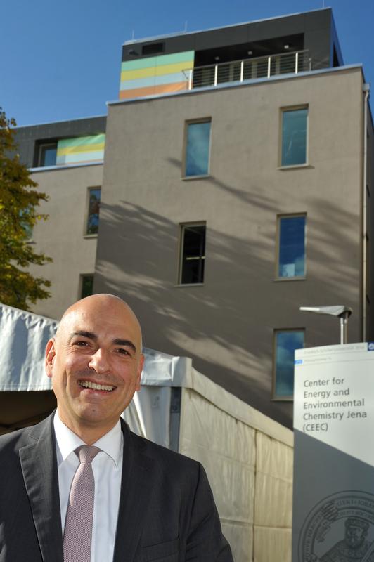 Prof. Dr. Ulrich S. Schubert hat allen Grund sich zu freuen: das „Zentrum für Energie und Umweltchemie“ der Uni Jena erhält einen Anbau, den Bund und Land fördern.