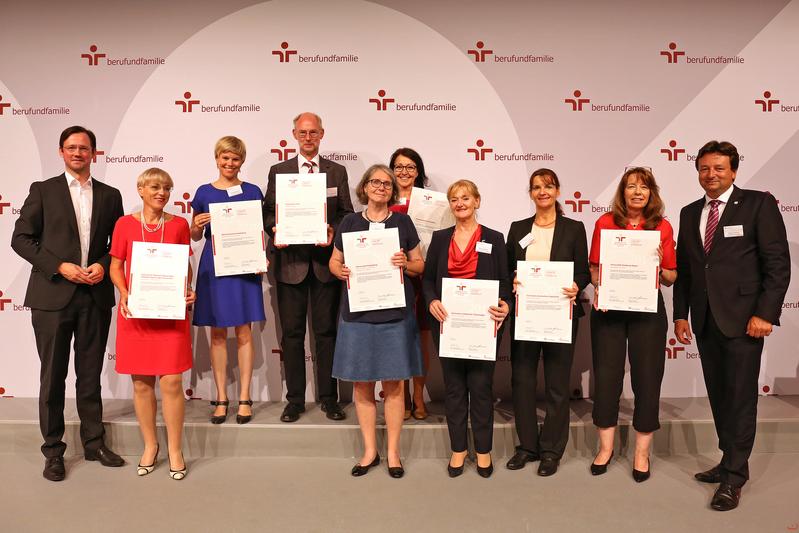 Die ausgezeichneten Hochschulen aus Baden-Württemberg, Bayern, Nordrhein-Westfalen und Rheinland-Pfalz bei der Preisverleihung in Berlin.