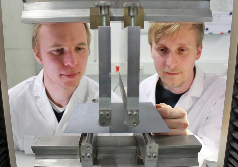 Professor Stephan Schönfelder (links) von der HTWK Leipzig und Felix Kaule vom Fraunhofer CSP am 4-Punkt-Biegeversuch mit einem polykristallinen Siliziumwafer.