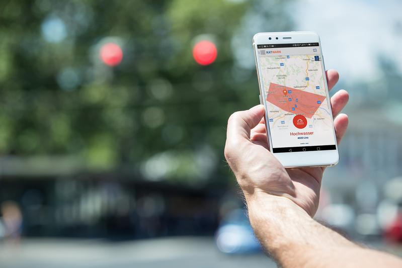 In Gefahrensituationen erhalten ab dem 1. Juli 2017 betroffene Menschen in Österreich offizielle Warnungen direkt auf das Smartphone oder als Benachrichtigung via SMS und E-Mail