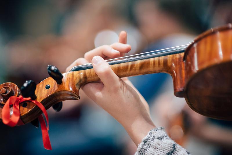 Der Chor der Universität tritt mit romantischen Chorwerken von Elgar, Fauré, Schumann, Steenhammar, Mendelssohn und Brahms auf, das Sinfonieorchester spielt Werke von Gulda, Mahler und Brahms.