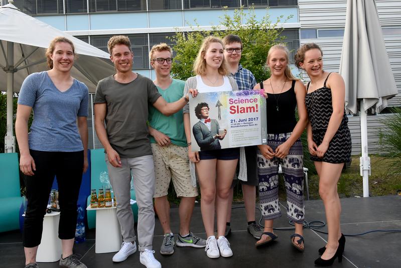 Die Slamerinnen und Slamer mit Moderator Sebastian Messerschmidt