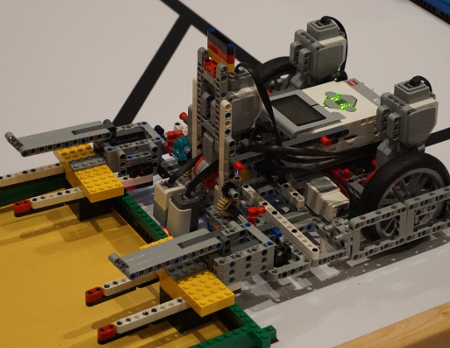 So sieht es aus, wenn der Würzburger Lego-Roboter eine Solarzelle setzt. 
