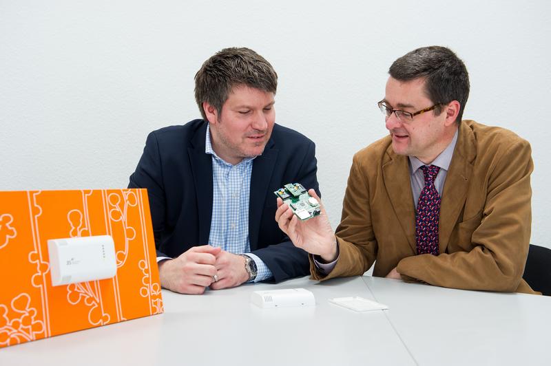 Wie links im Bild könnte das System schon bald in Gebäuden zum Einsatz kommen: Prof. Andreas Schütze (r.) und Thorsten Conrad (3S) haben mit Partnern ein Sensorsystem für Luftschadstoffe entwickelt.