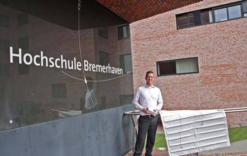 Student Andreas Gießler mit seiner Alarmplane