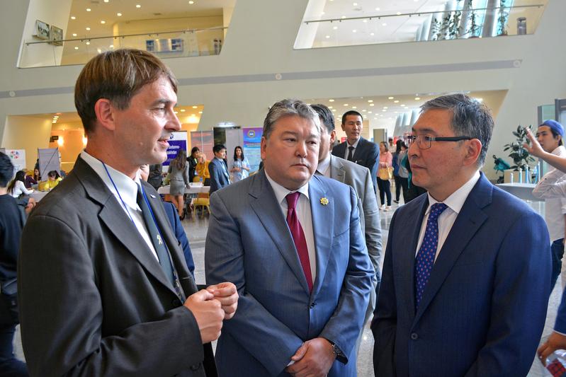 Auf der Messe BILIM trafen Kretschmann und Ryspanov mit dem kasachsichen Wissenschaftsminister Yerlan Sagadiyev (re.) zusammen
