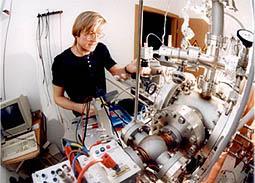 Der Physiker und Mitentwickler Jens Illemann bei einem Experiment an der neuartigen Superwaage. Sie ermöglicht das zerstörungsfreie Wiegen kleinster Partikel von wenigen Zehntausendstel Milimetern bis hinab zur Atomgröße.