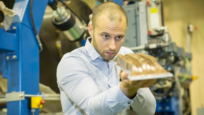 Leichtbau-Forscher Ahmed Amine Ouali entwickelt biobasierte Faserkunststoff-Verbunde.