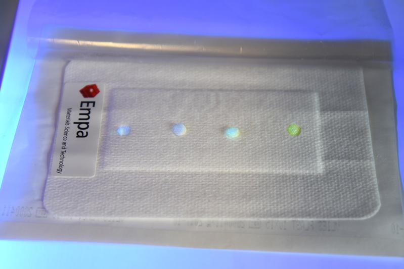 The bandage reveals ist measurings in UV light.