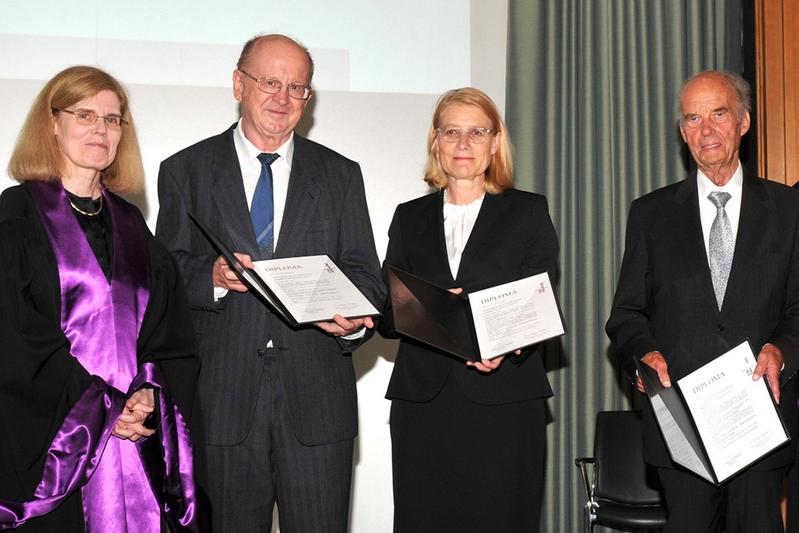Dekanin Ursula Nothelle-Wildfeuer hat Ehrenpromotion der Theologischen Fakultät an Rudolf Langthaler, Christine Axt-Piscalar und Wolfgang Bernhardt (von links) verliehen.