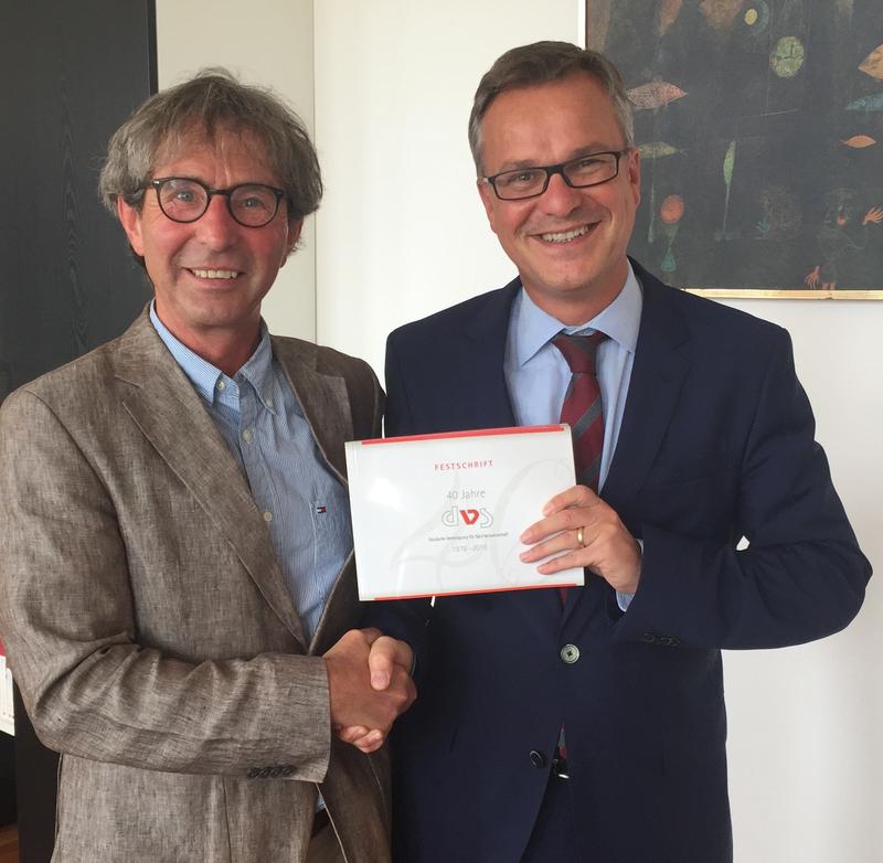 Prof. Dr. Kuno Hottenrott überreicht dvs-Festschrift an Hans-Georg Engelke