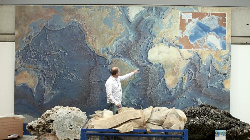 Still aus: Armin Linke: OZEANE. Dialoge zwischen Meeresgrund und Wassersäule, 2017, Drei-Kanal-Videoinstallation (Farbe, Ton), Maße variable, ca. 100 Min. Mit freundlicher Genehmigung des Künstlers. 