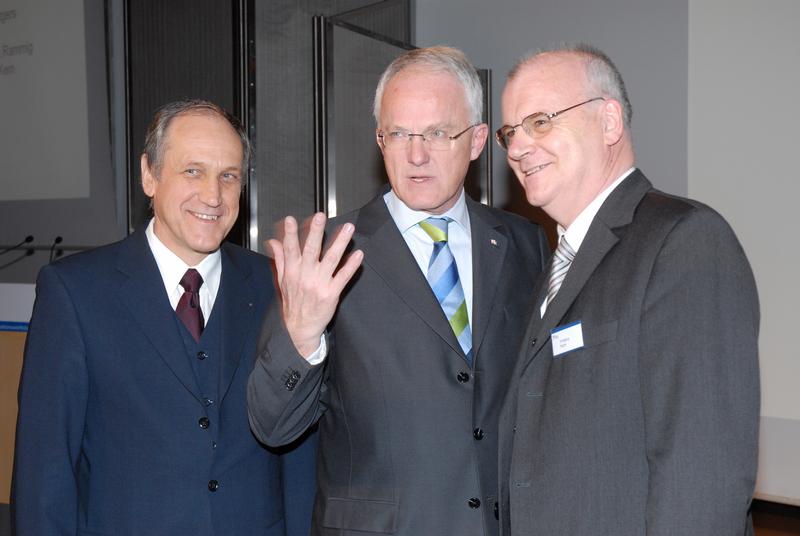 Das Foto zeigt v.l.n.r.: C-LAB Vorstand Prof. Dr. Franz-Josef Rammig,  Ministerpräsident Dr. Jürgen Rüttgers und C-LAB Vorstand Dr. Wolfgang Kern.