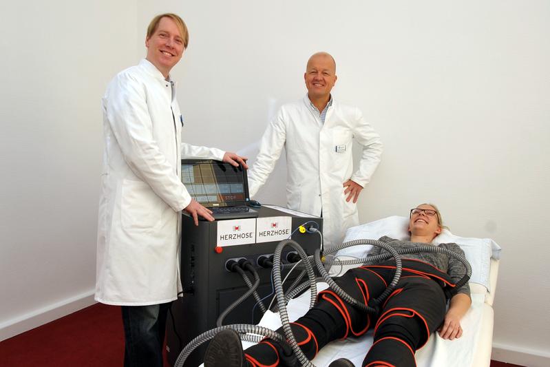Prof. Buschmann (2. v.li.) und Dr. Hillmeister (1. v.li.) mit dem von ihnen entwickelten Herzhose® Verfahren