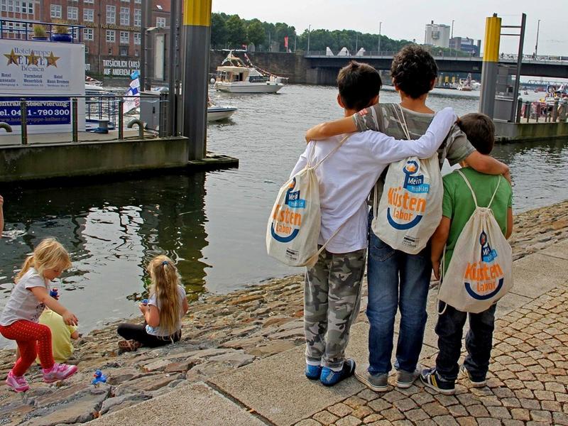 Kinder auf Entdeckertour mit dem Mobilen Küstenlabor
