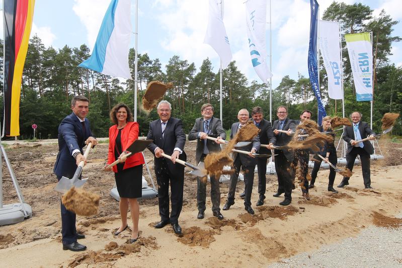 Spatenstich auf dem Baufeld für den Forschungsbau des Helmholtz-Instituts Erlangen-Nürnberg für Erneuerbare Energien (HI ERN). 
