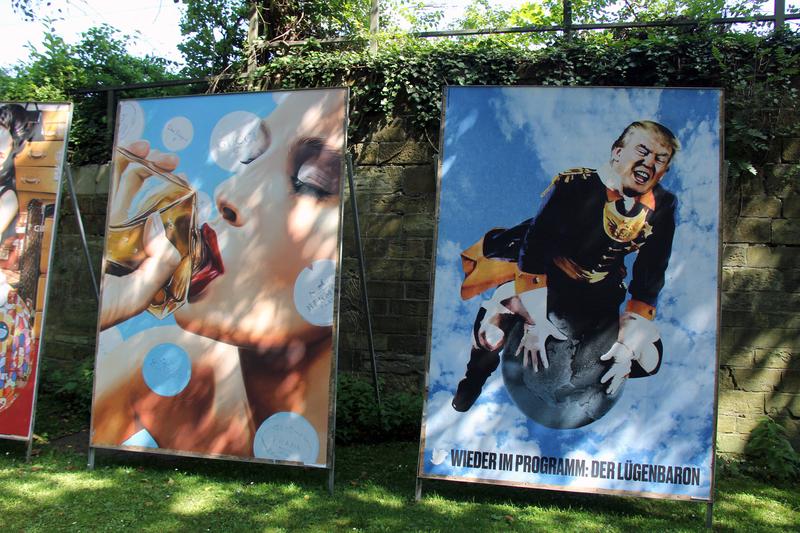 Plakate von Heiner Meyer (links) und Klaus Staeck.