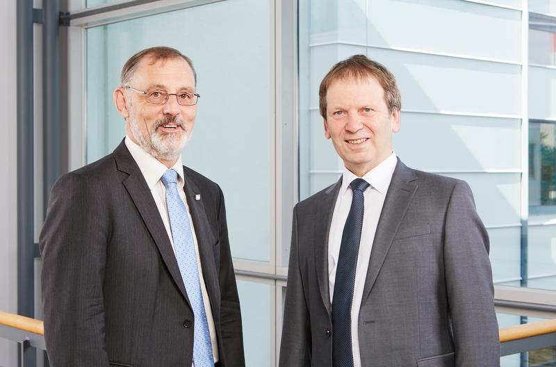 Doppelspitze übernimmt Leitung des Fraunhofer ISE: Prof. Dr. Hans-Martin Henning (re.) und Dr. Andreas Bett (li.) leiten mit Wirkung zum 10. Juli 2017 das größte europäische Solarforschungsinstitut.