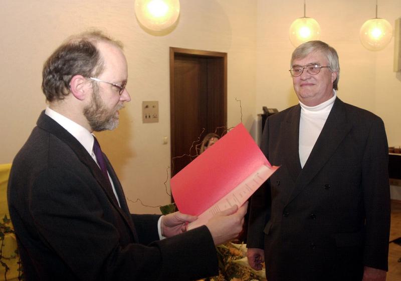 Feierstunde im Jahr 2001: Ehrendoktor Peter Härtling nimmt aus den Händen von Dekan Prof. Dr. Andreas H. Jucker die  Urkunde entgegen. 