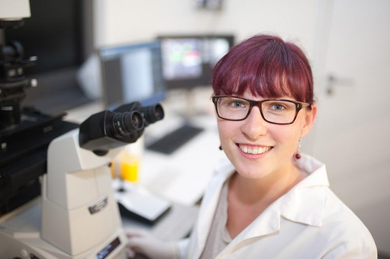 Stephanie Claus führt im Institut für Proteinbiochemie zellbiologische Untersuchungen durch; 