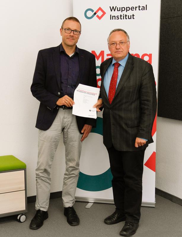Prof. Dr. Uwe Schneidewind und Prof. Dr.-Ing. Oscar Reutter stellen das Impulspapier „Autofreie Innenstadt Wuppertal Elberfeld" vor. (v.r.n.l.)