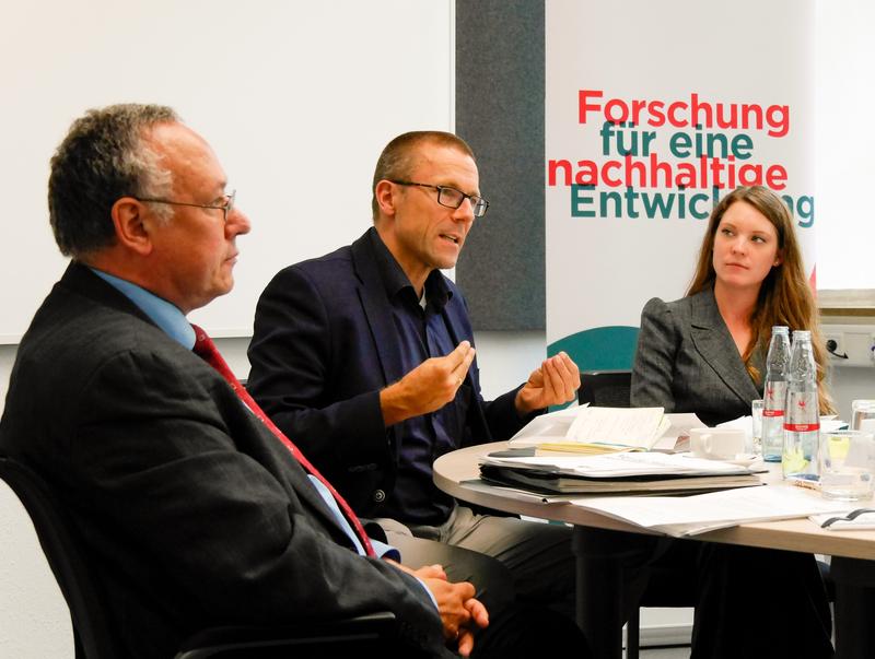 Prof. Dr. Uwe Schneidewind, Prof. Dr.-Ing. Oscar Reutter und Christin Hasken bei der Pressekonferenz am 12. Juli 2017 (v.l.n.r.)