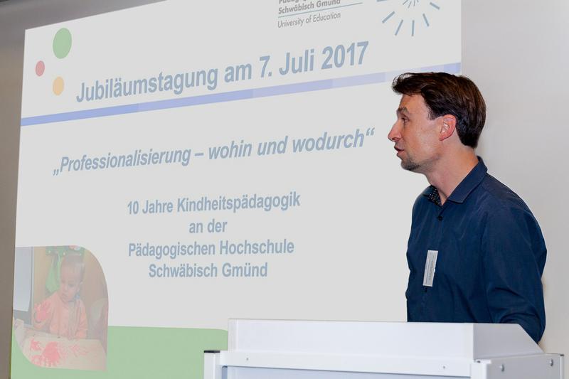 Studiengangsleiter Prof. Dr. Stefan Faas bei der Einführung in die Tagung