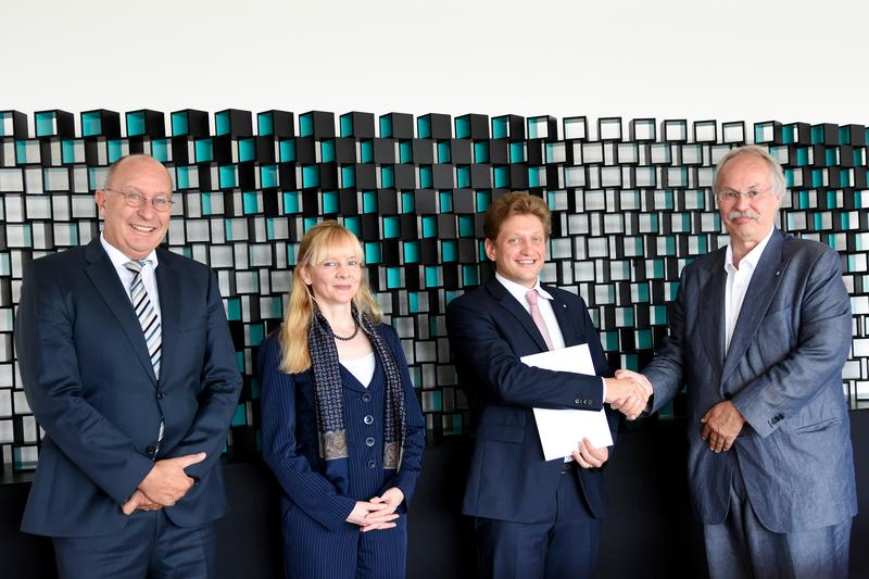 Von links: Bernhard Meiser (IHK Koblenz), Prof. Dr. Sibylle Treude (Prodekanin des Fachbereichs Wirtschaftswissenschaften), Prof. Dr. Tilo Bellm und Prof. Dr. Kristian Bosselmann-Cyran