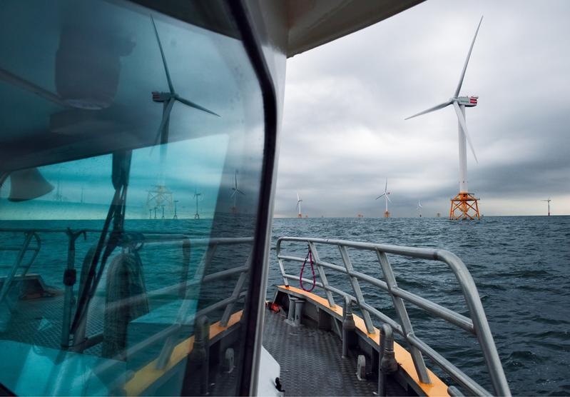Ob der Überstieg vom Serviceschiff auf eine Windenergieanlage möglich ist, hängt von Wetter und Wellen ab.