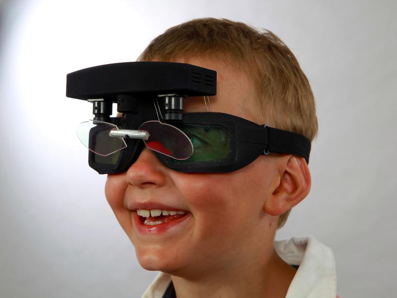 Die neue Strabismus-Video-Brille eignet sich sehr gut zur Untersuchung von schielenden Kindern.